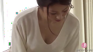 普段から豊満な胸を覗かせる熟女は、オナニーを目撃され、なし崩しでセックスしてしまう悪い女 &lbrack;MGHT-216&rsqb;